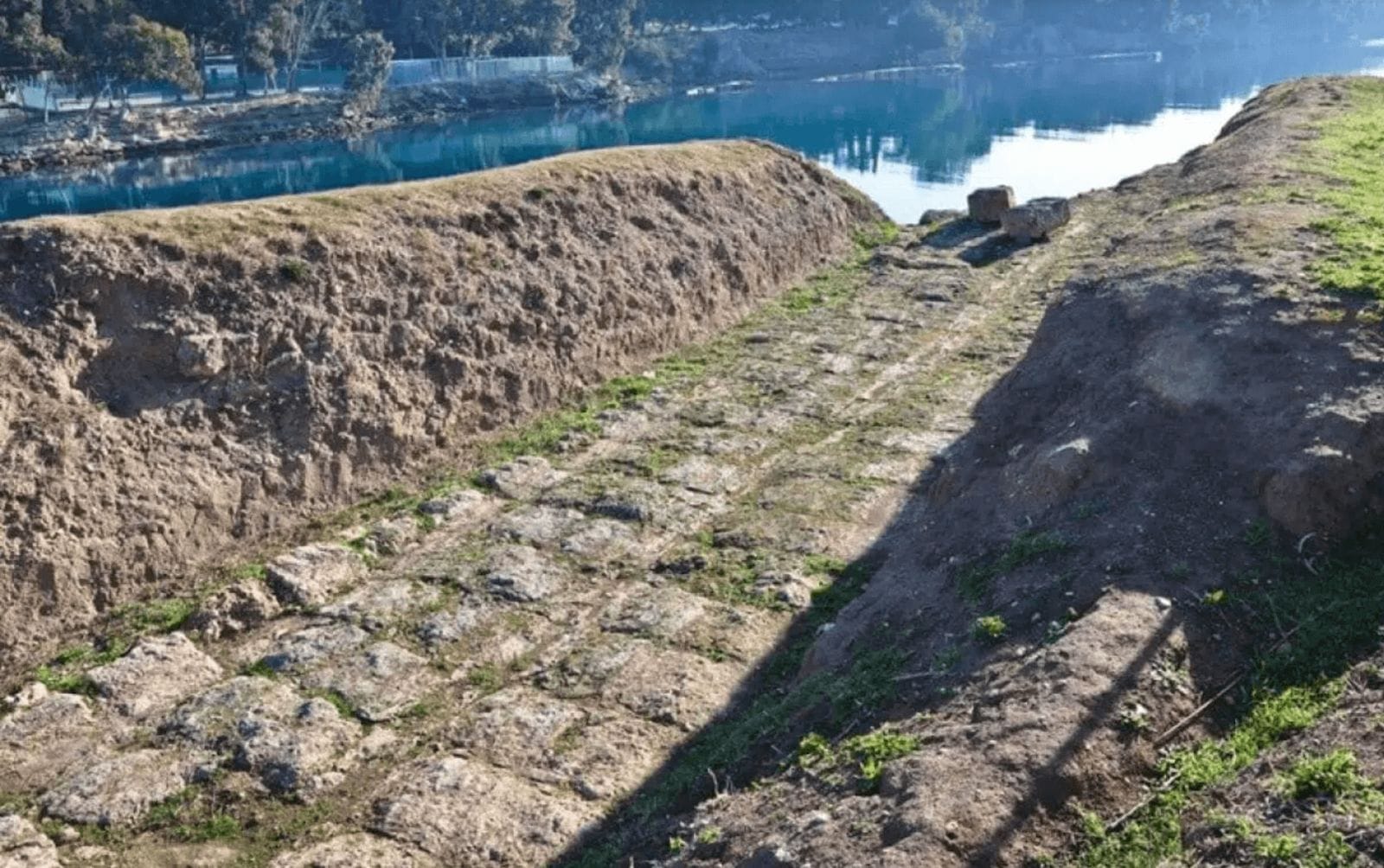 El Diolkos, la carretera griega que es el ancestro del ferrocarril ...